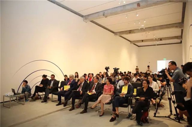 在当前社会，随着经济的快速发展和人民生活水平的提高，文化产业逐渐成为经济发展的重要推动力。对于选择进入文化产业管理专业的学生们来说，了解其就业方向具有重要意义。
